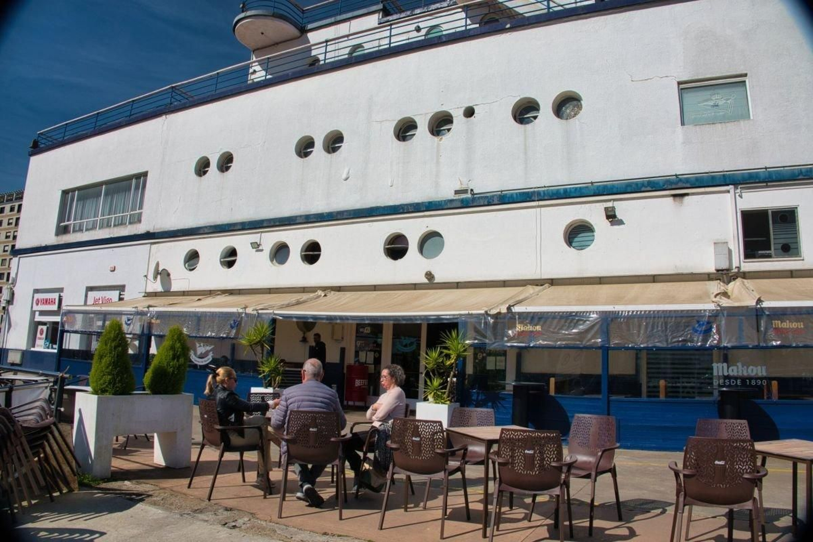 La terraza de La Taberna del Náutica, ayer aún abierta y con toldo.