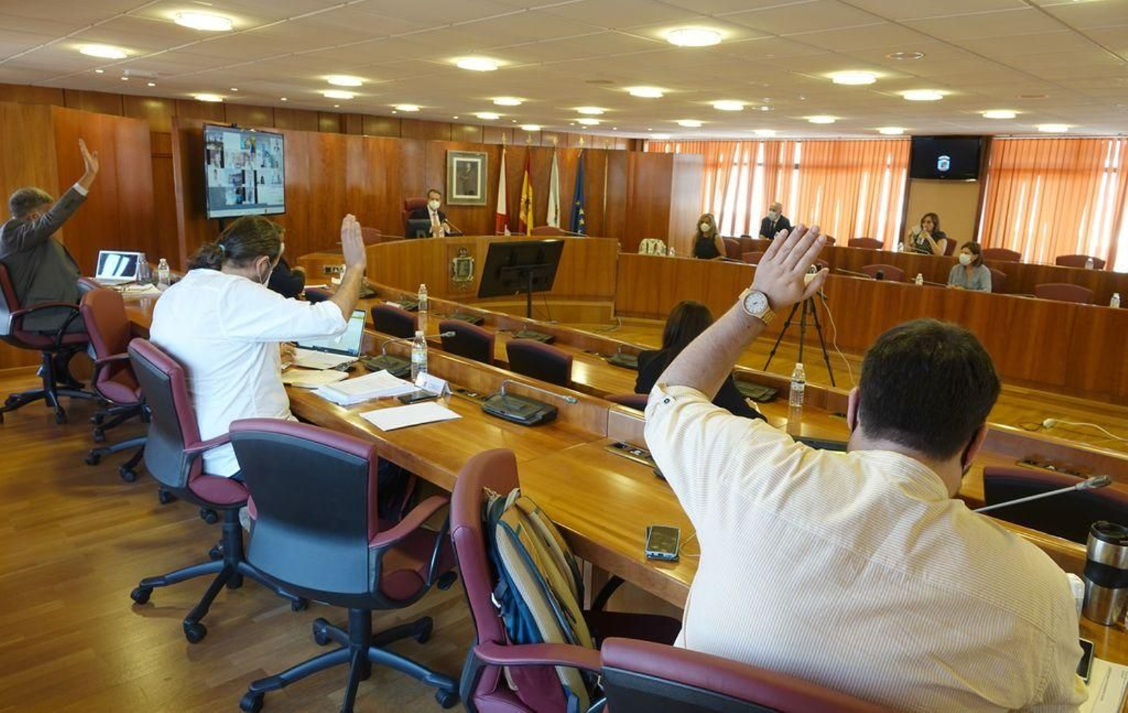 El gobierno local sacó adelante el apoyo del pleno al real decreto sobre los remanentes, pero sin la oposición.