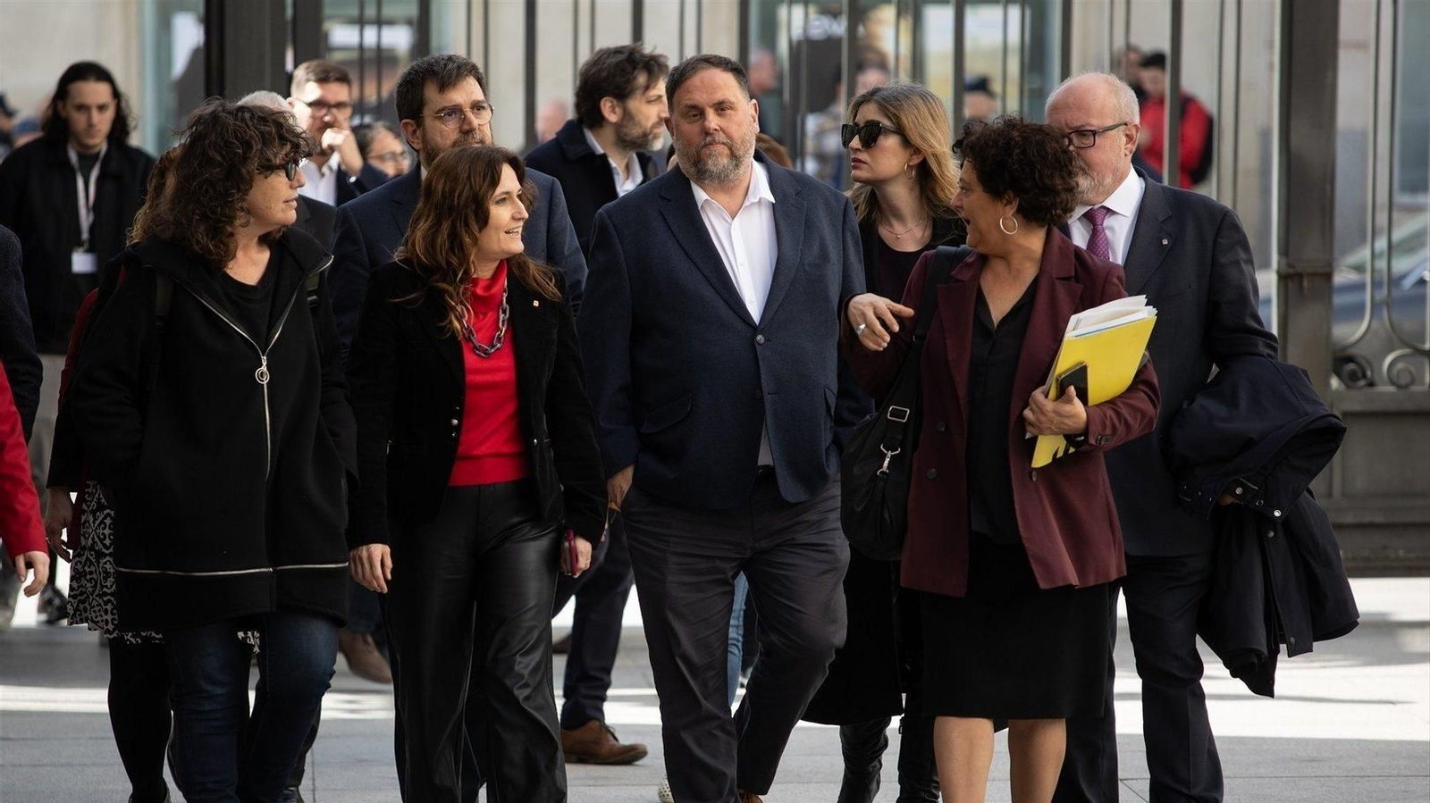 Oriol Junqueras y varios miembros de ERC, a su llegada a una sesión plenaria, en el Congreso. // E.P.