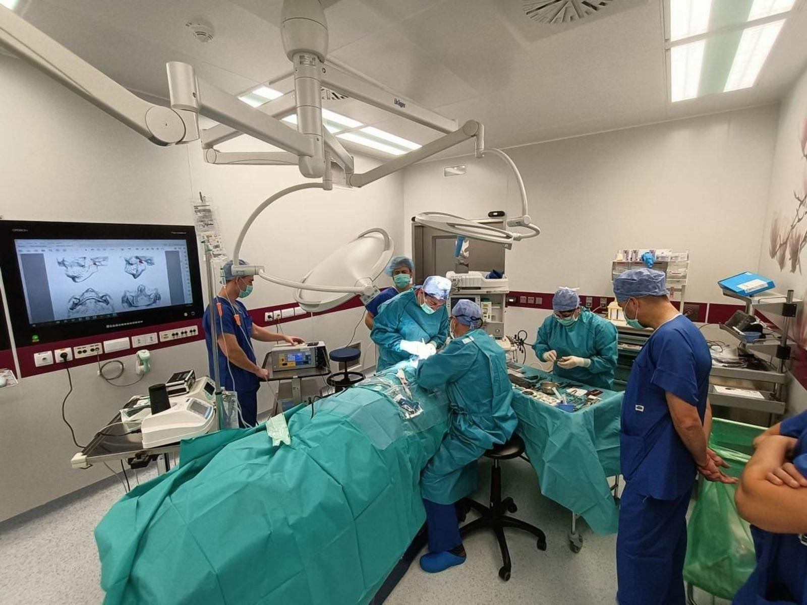 Un momento de la intervención realizada a la paciente en el Hospital Fremap.