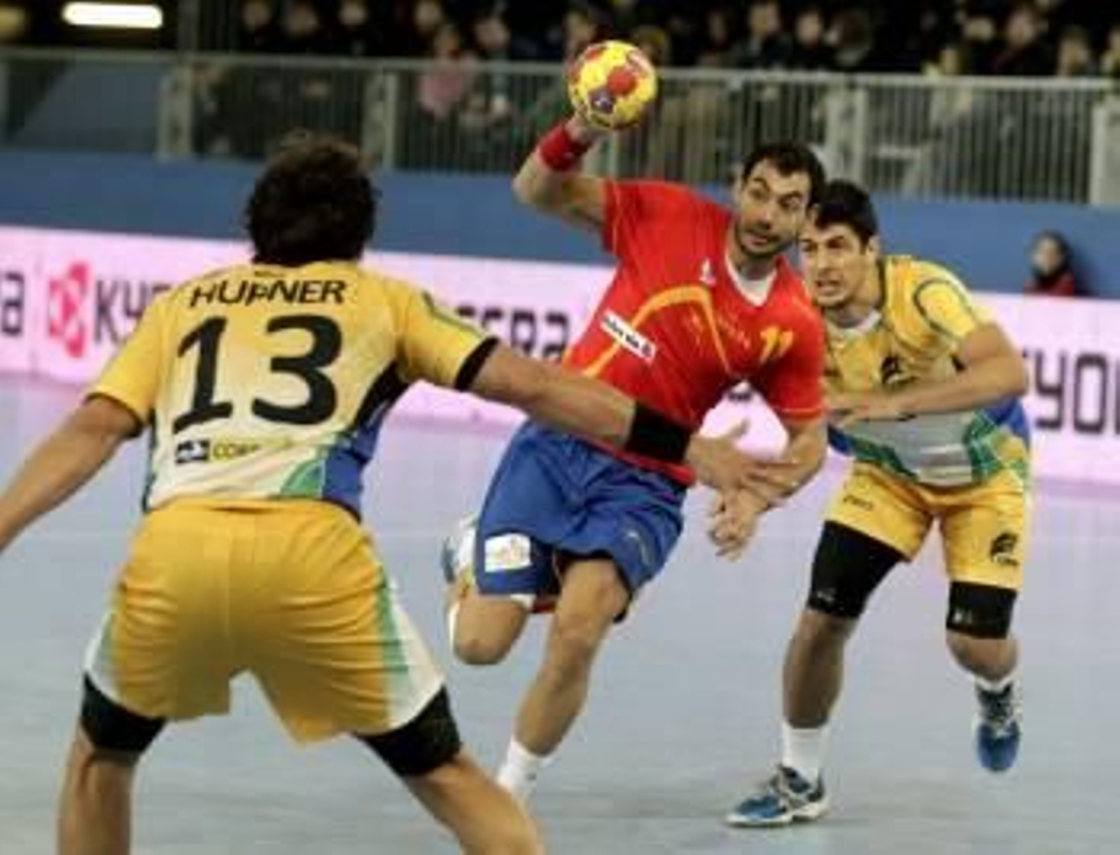 Daniel Sarmiento controla el balón ante dos jugadores de Brasil. (Foto: VÍCTOR LERENA)