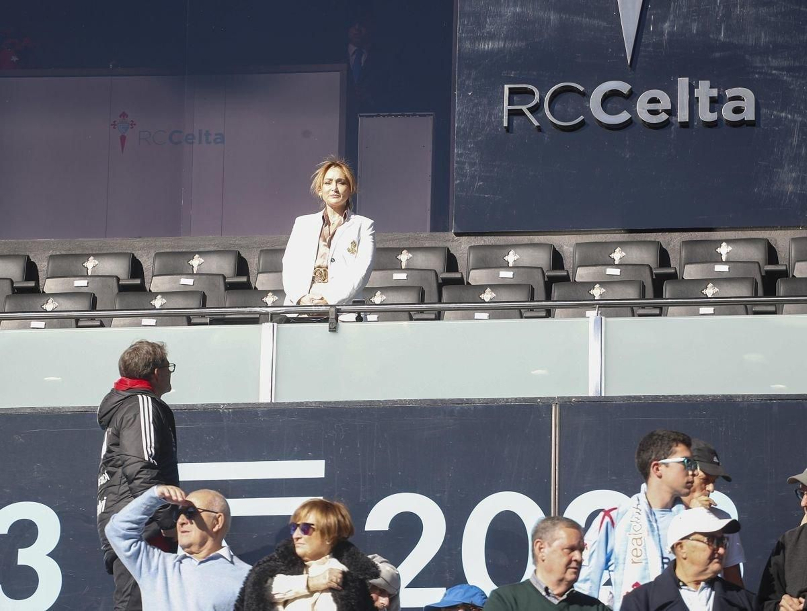 Marián Mouriño espera en el palco al inicio del partido ante el Granada.