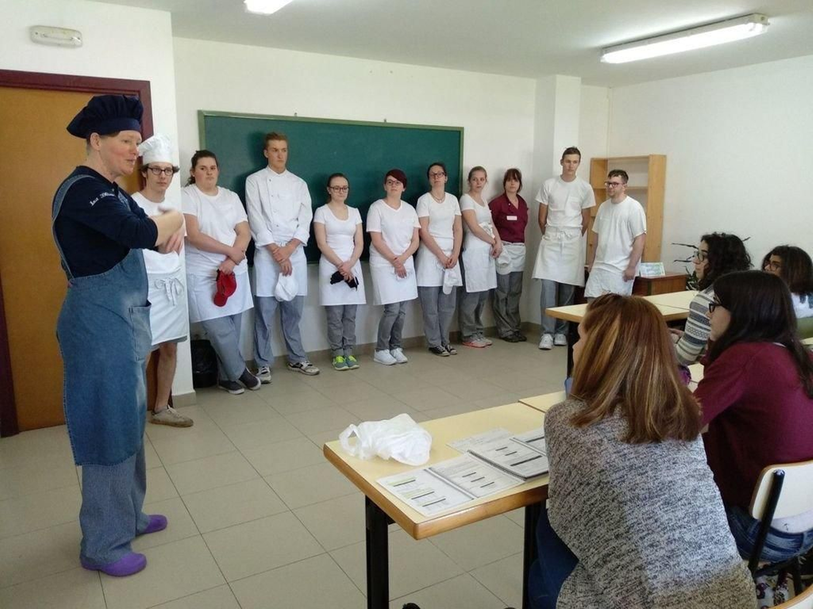 El grupo de estudiantes alemanes con Ina Blisse y alumnos de Administación de A Cancela.