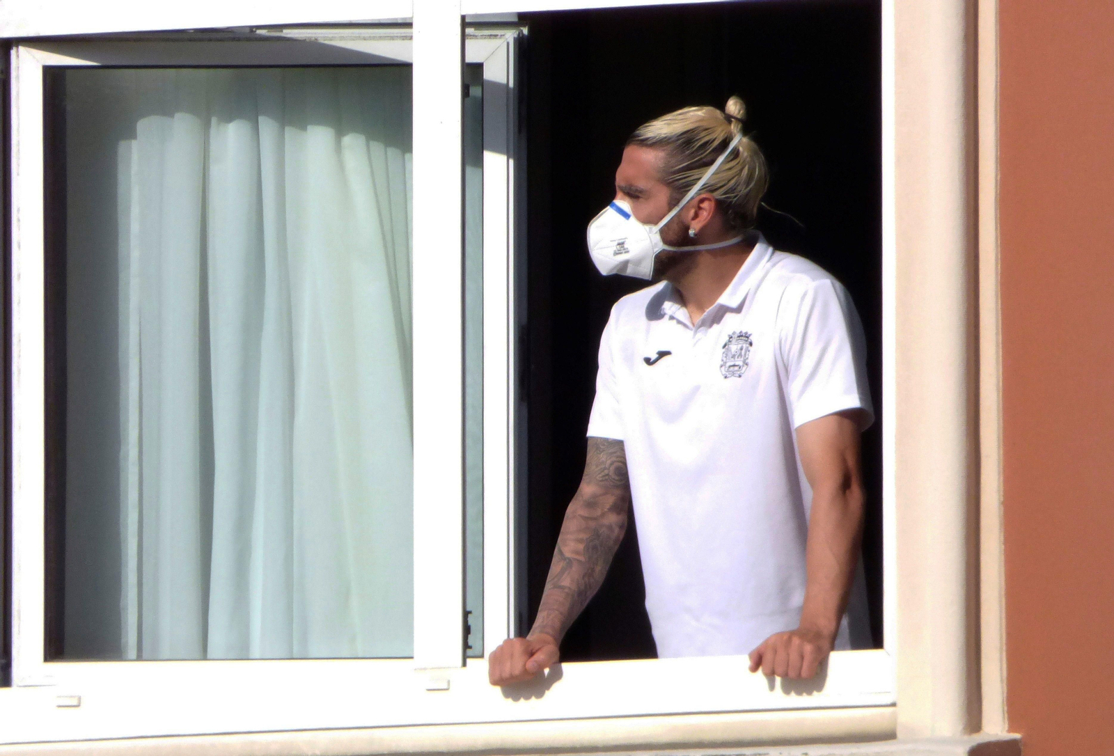 Un jugador del Fuenlabrada, en el hotel coruñés donde sigue confinada toda la expedición.