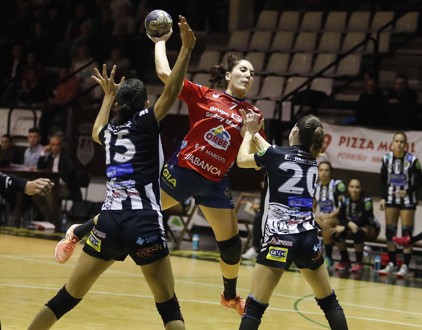 Inés Hernández, realizando un lanzamiento en el encuentro que enfrentó al Porriño contra el Málaga.