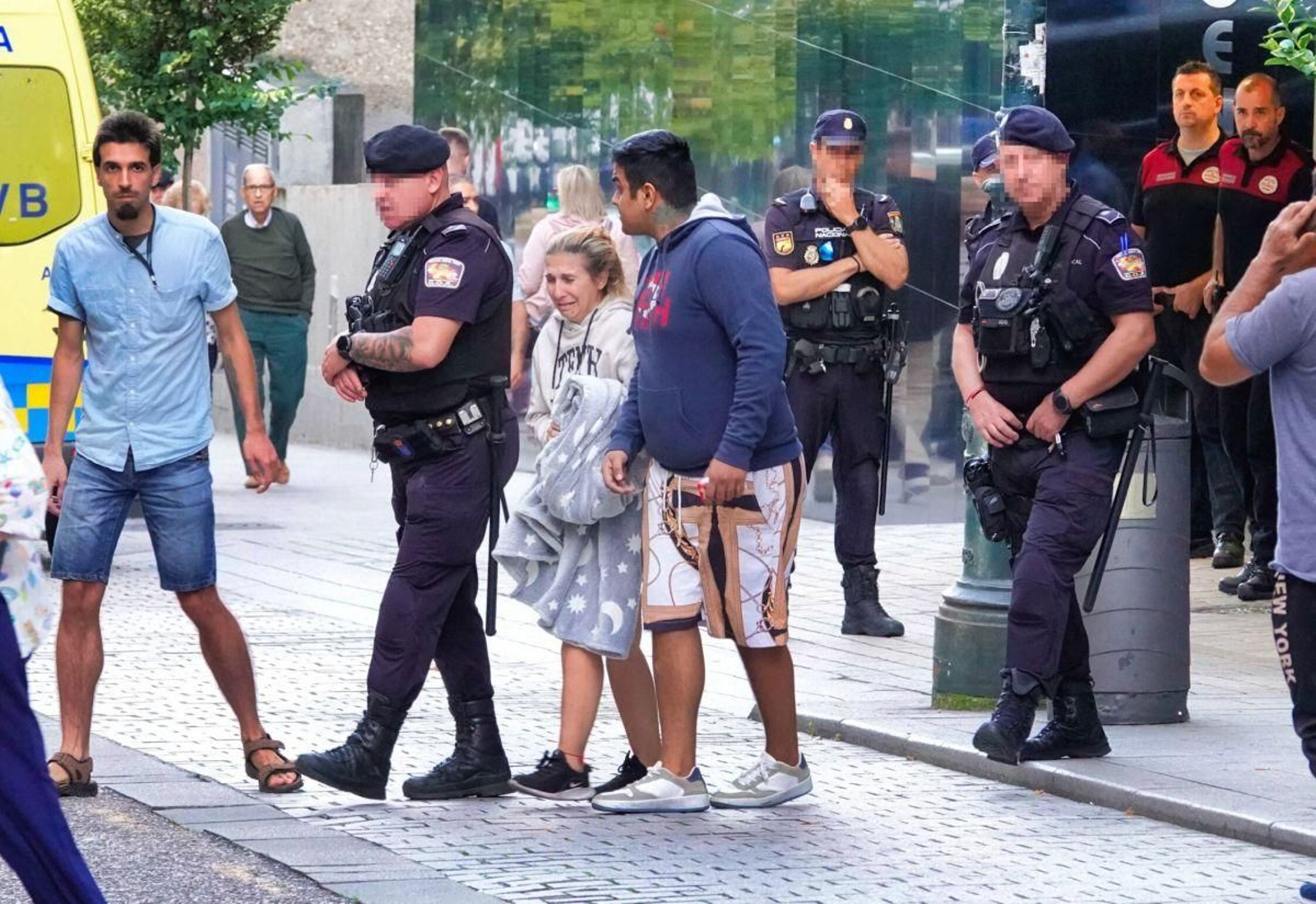 Carmen, abuela de los niños, desconsolada a las puertas del hospital Ribera Povisa.