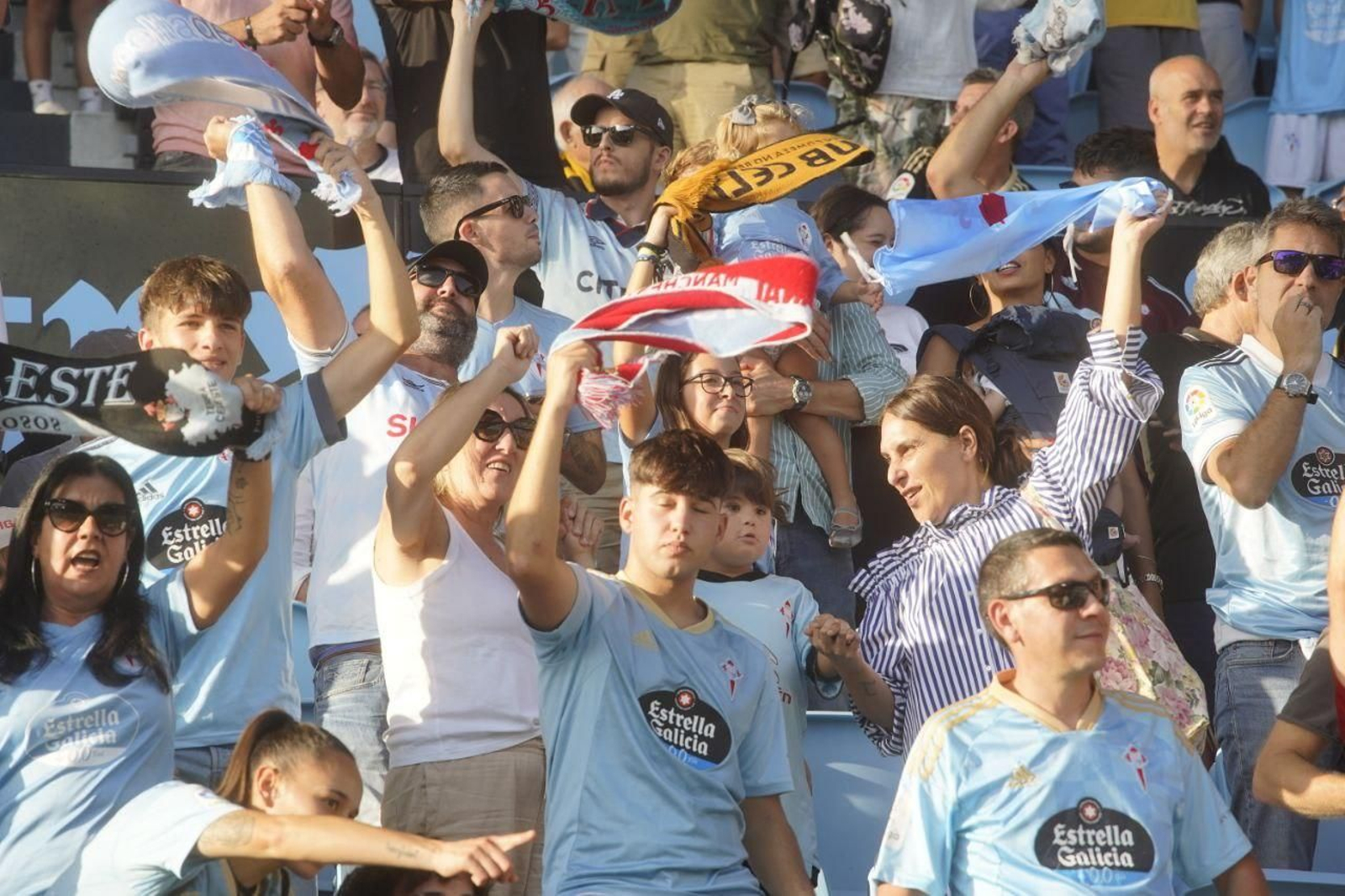 Aficionados celestes en el partido del Celta contra el Getafe en Balaídos.