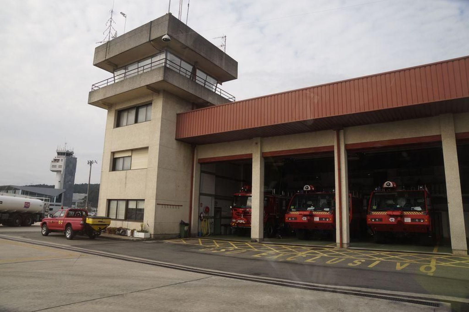 Parque de Bomberos de Peinador, con 25 efectivos, ahora por vez primera una mujer.