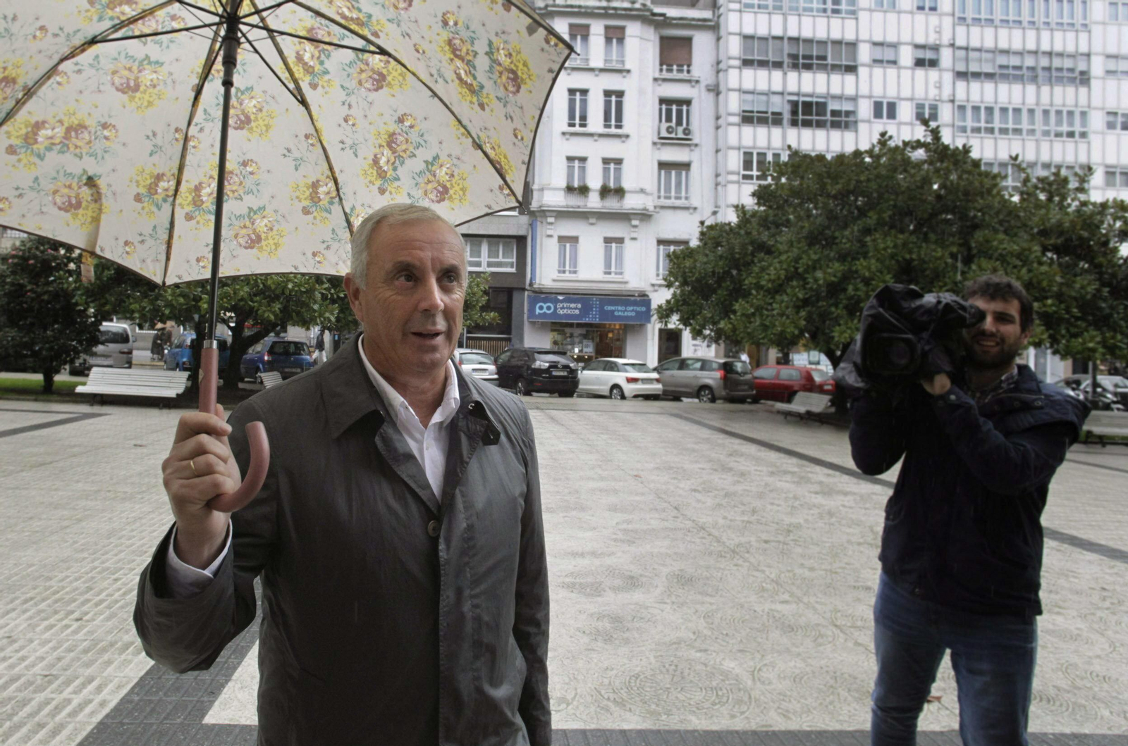 Pachi Vázquez, entrando en la sede del TSXG en A Coruña.