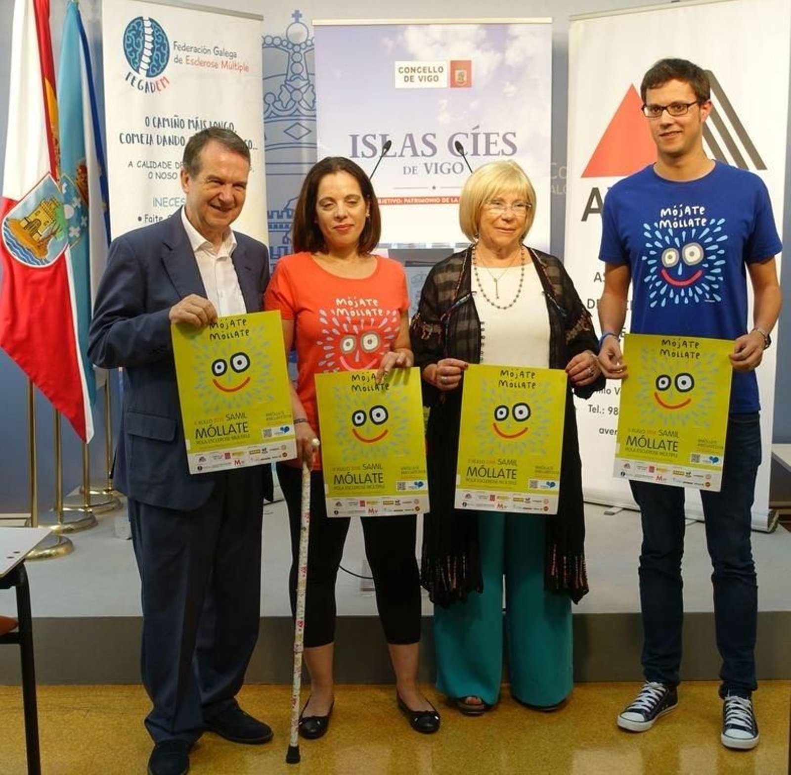 Miembros de la asociación anunciando el acto.