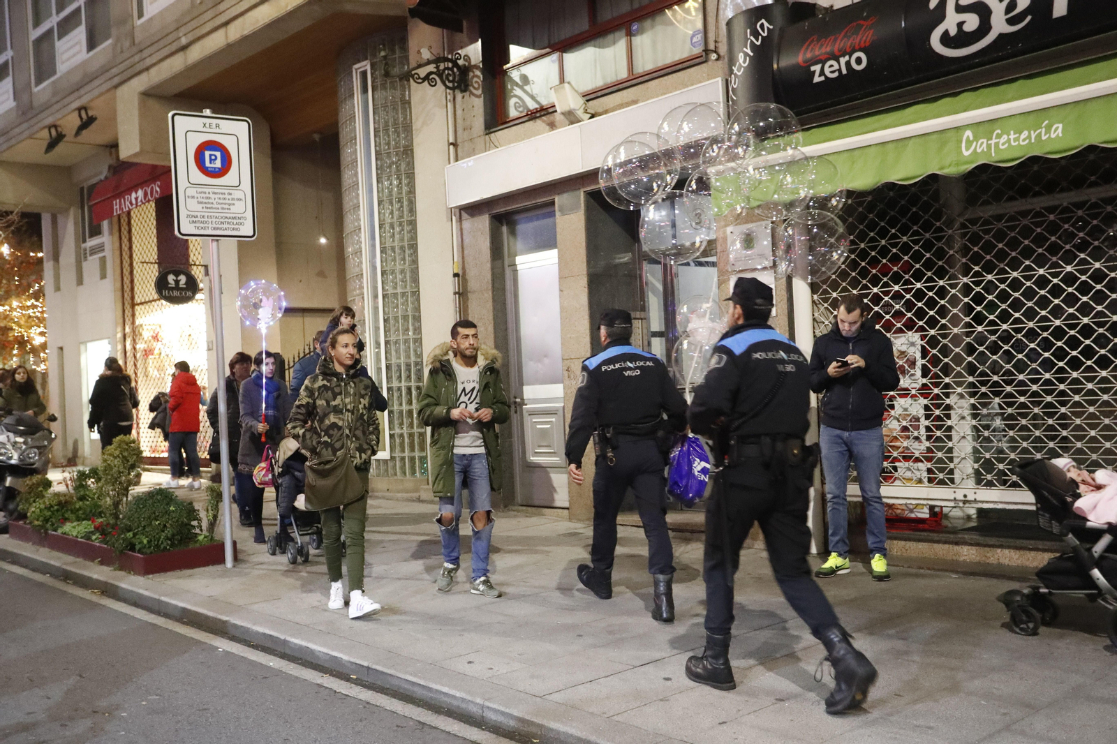 Agentes de Policía Local, en las calles de Vigo, también con presencia de la Nacional, para garantizar la seguridad estas fiestas