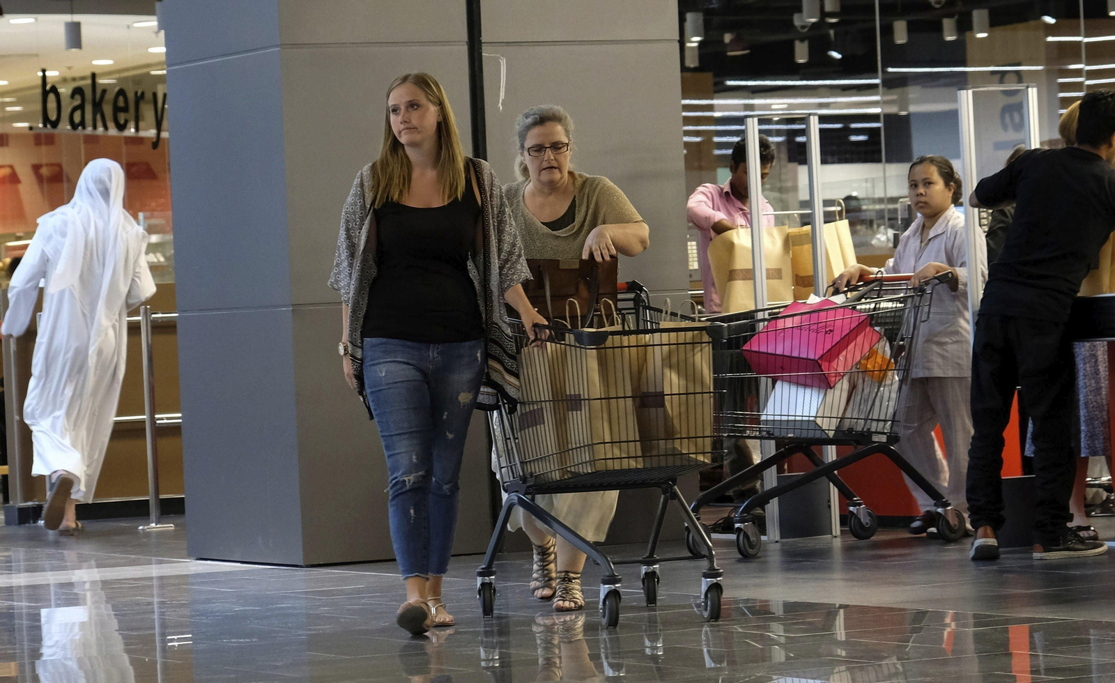Residentes en Catar acuden a un supermercado para comprar alimentos