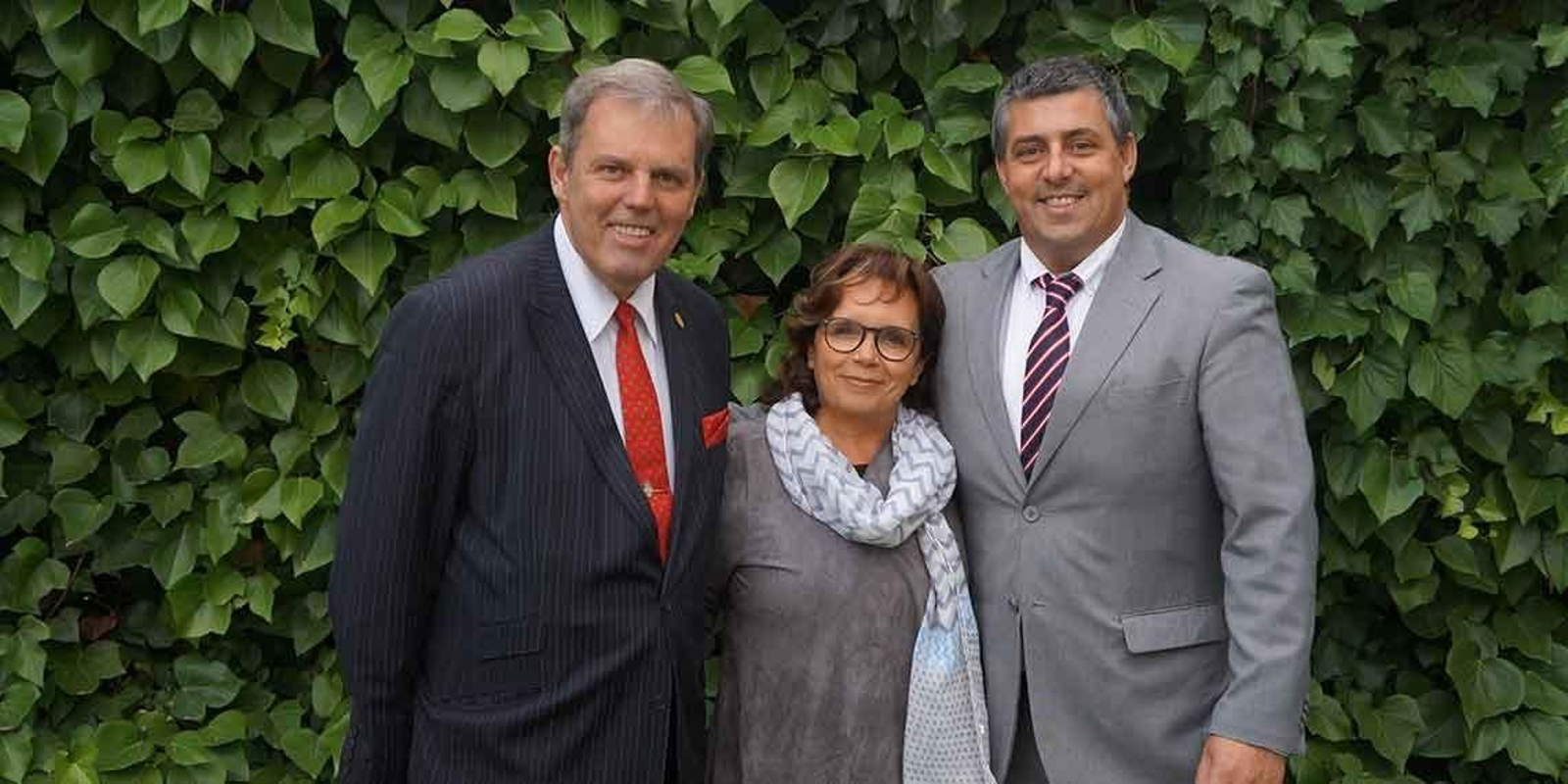 Jorge Torres, a la izquierda, durante un receso del último Pleno del CGCEE.