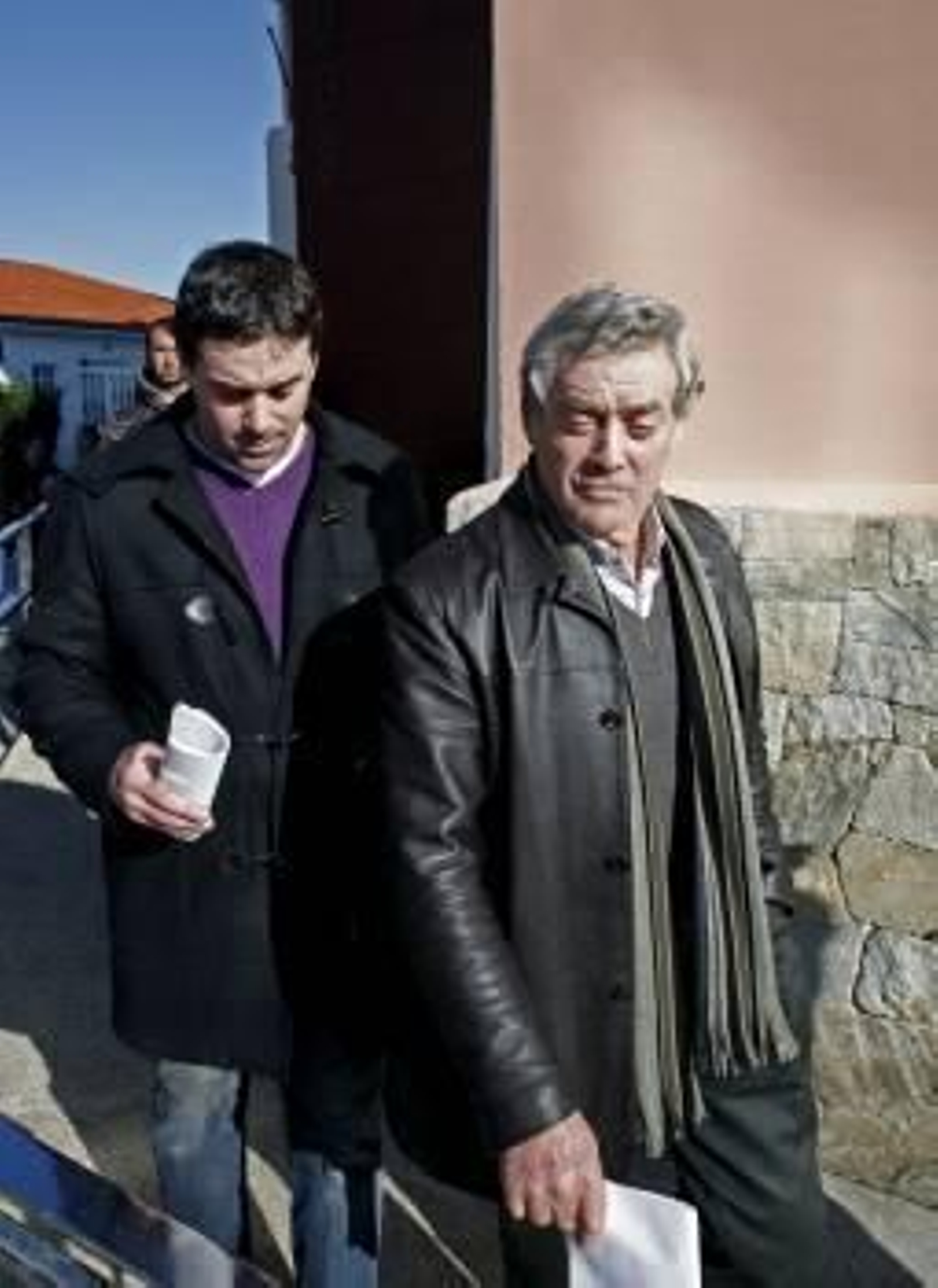 Daniel Ogando y su hijo Daniel, el martes, en Corcubión. (Foto: CABALAR)