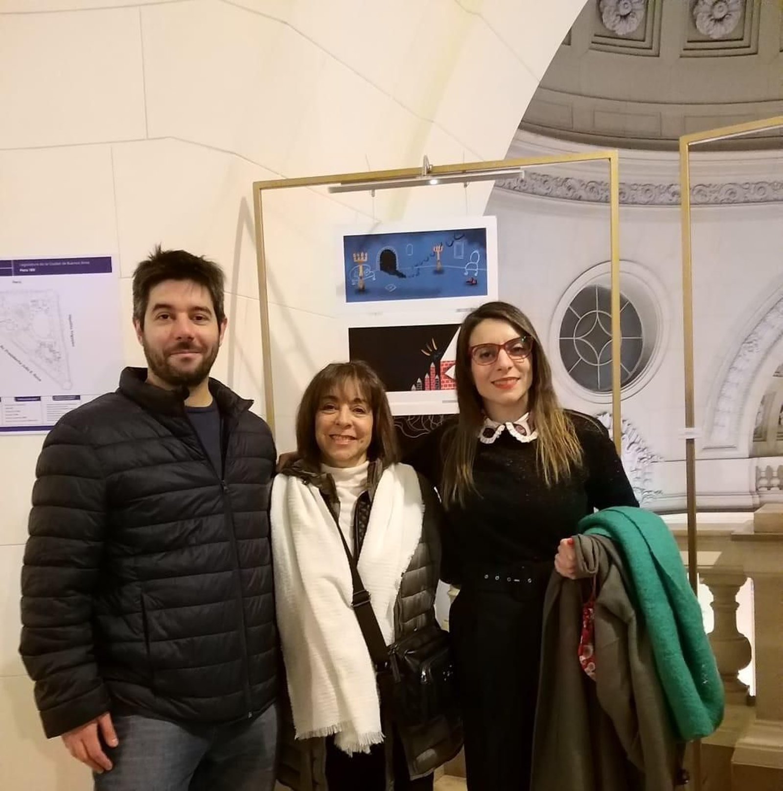 Paula acompañada por su madre y su hermano Claudio