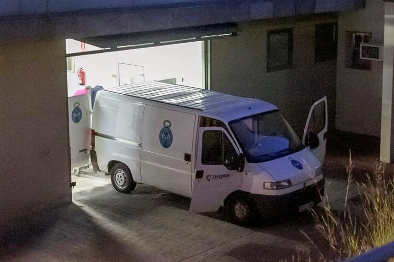 Un furgón llega al Instituto de Medicina Legal de Zaragoza con los restos mortales del soldado de la UME Víctor Martín