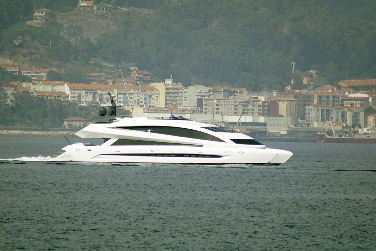 El yate “Royal Falcon One”, diseñado por la marca Porsche, a su llegada ayer a la Ría de Vigo.