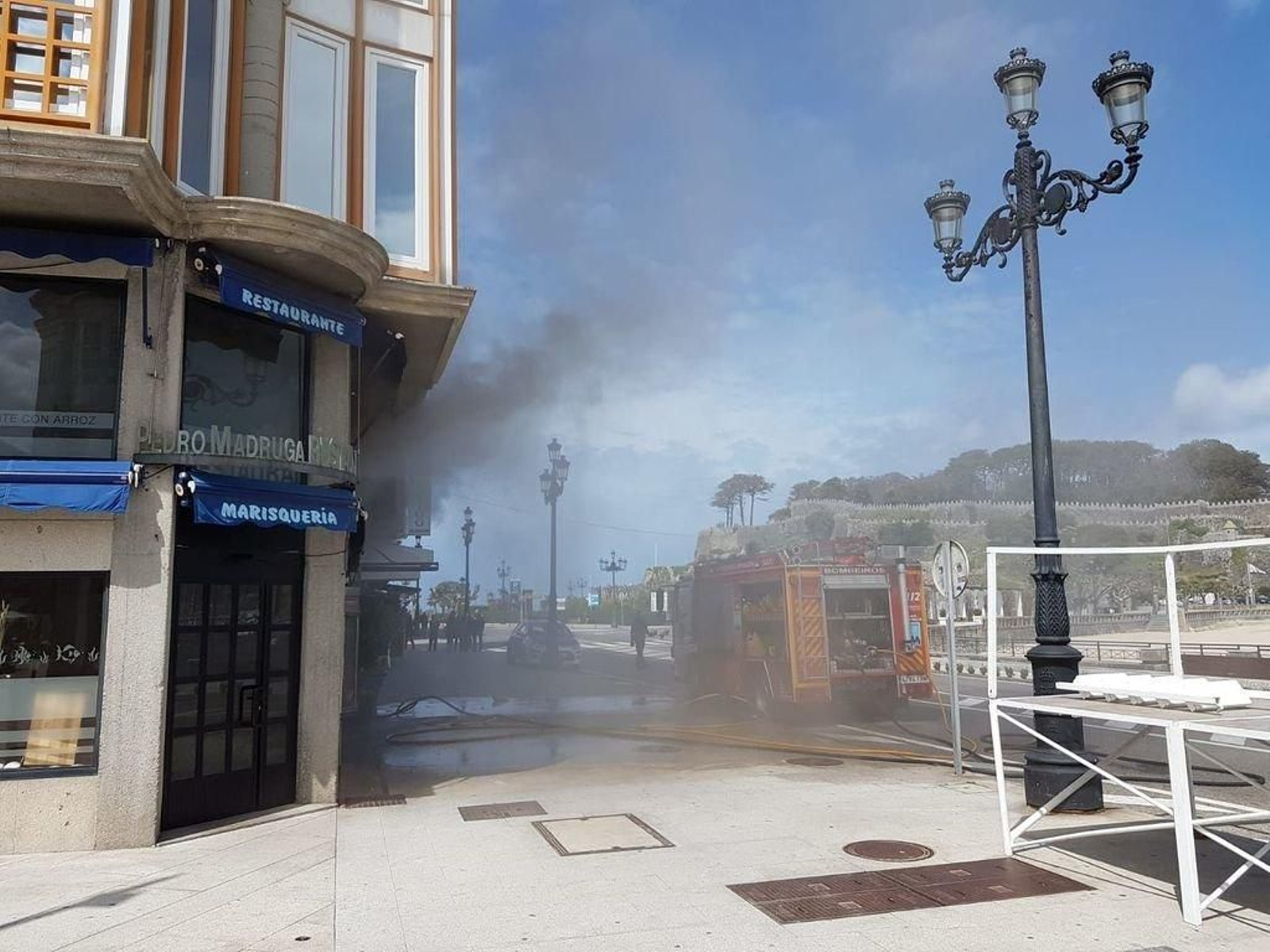 Bomberos del Baixo Miño y del Val Miñor sofocaron el fuego provocado en el restaurante baionés.