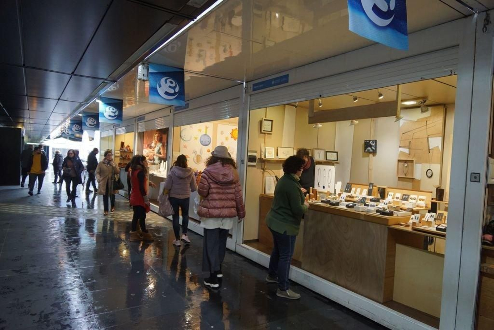 “Ofeitoaman” abrió ayer sus puertas en A Laxe, donde estará hasta el 5 de enero, en horario partido, de 11 a 14 horas y de 16.30 a 21 horas, excepto los días 24 y 31 que cerrará a las 18.30 horas.