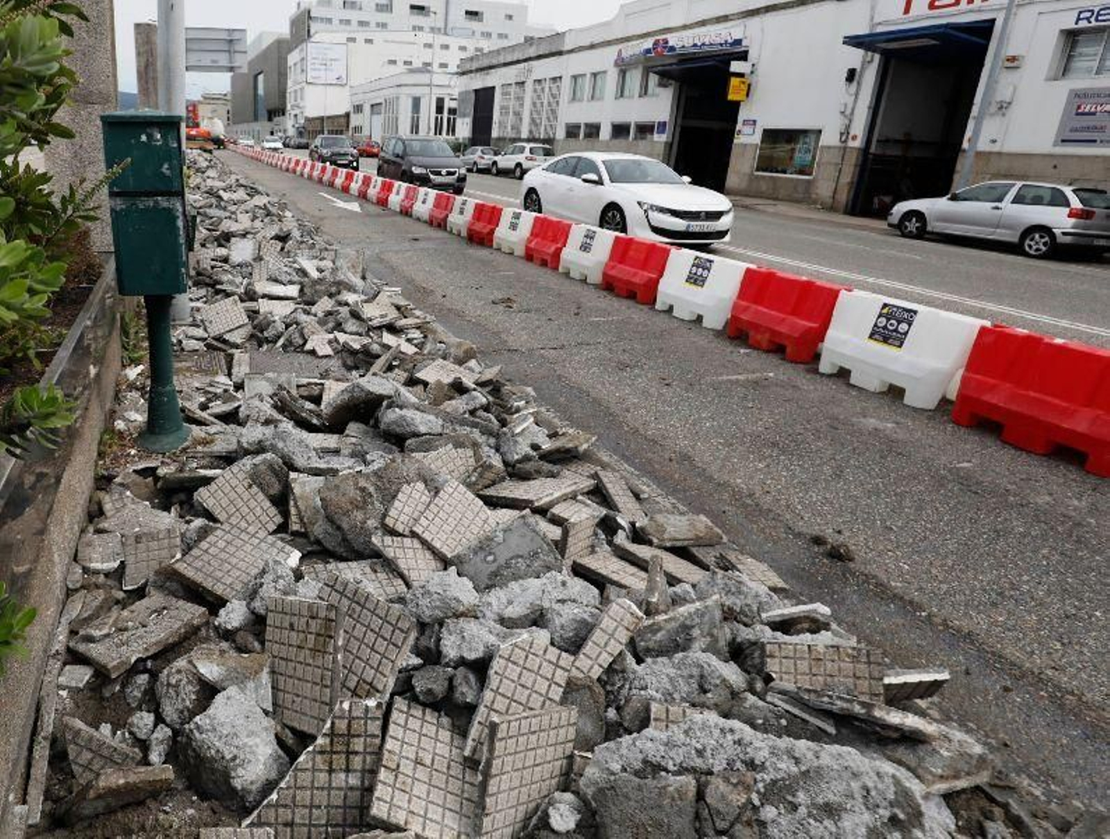 Las obras del carril bici colapsan Beiramar. // J.V. Landín