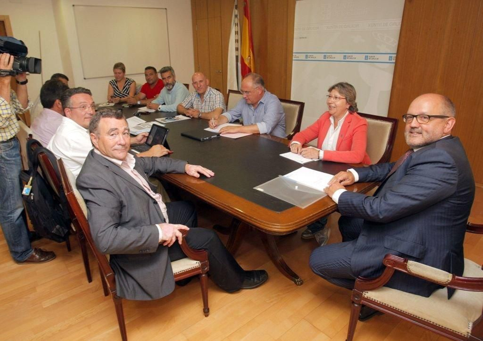La conselleira Quintana y el secretario general de Pesca, Andrés Hermida, con el Consello Galego de Pesca.