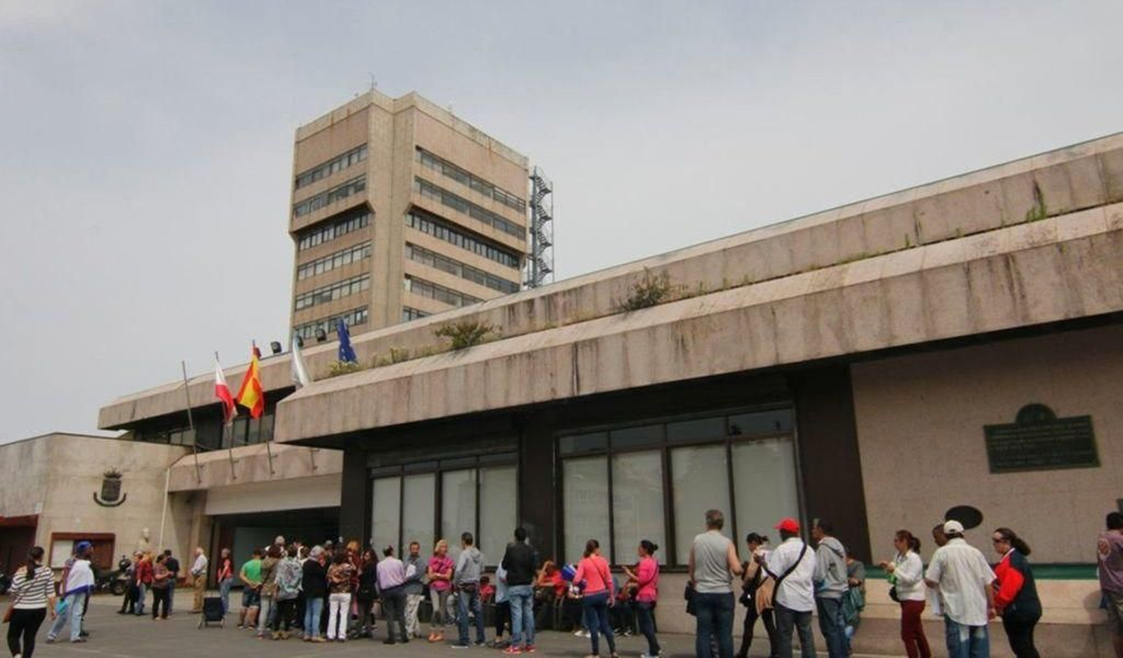 Colas a para la Risga, la renta de integración que cuenta con 2.400 beneficiarios en Vigo.