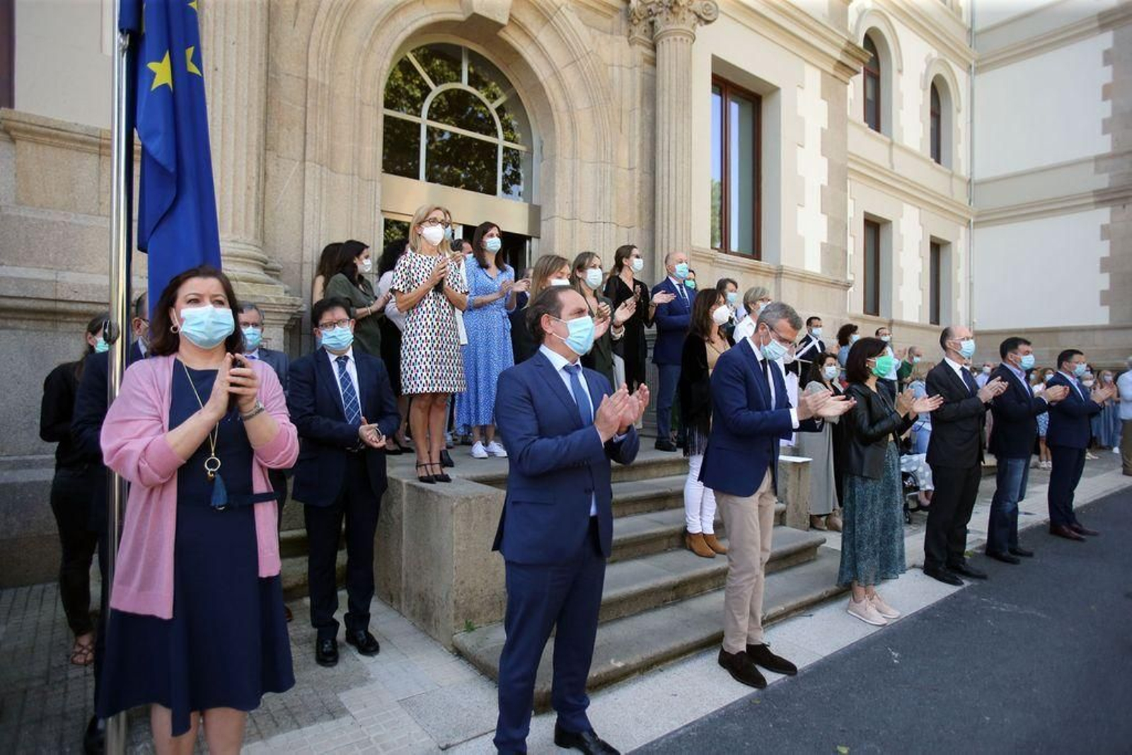 Homenaje a las víctimas del coronavirus a las puertas del complejo de San Caetano.
