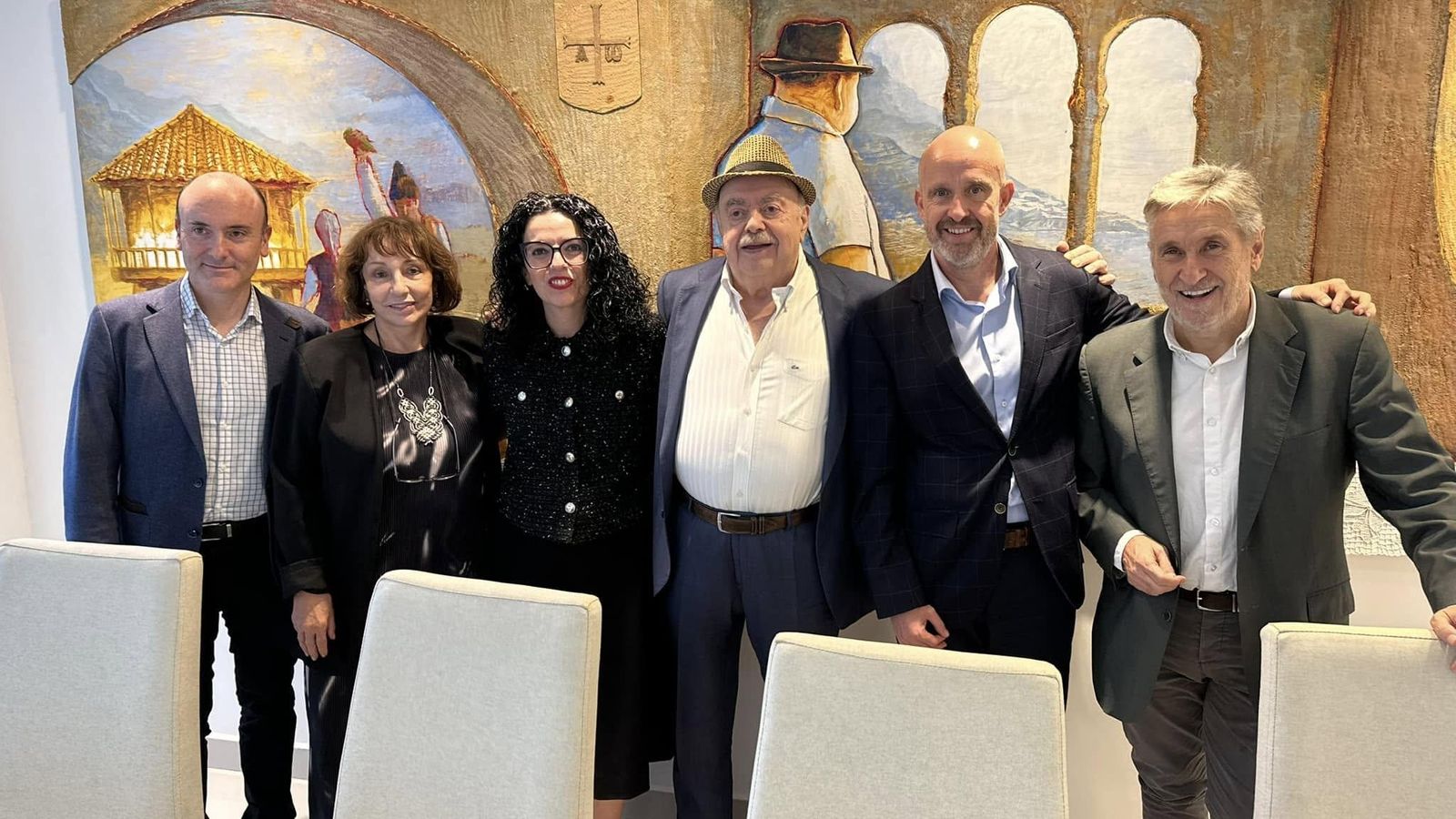 Gutiérrez aparece acompañada en la imagen por Pablo León, director general de Patrimonio Cultural,por el empresario Belarmino Fernández, la empresaria Argentina Menéndez, y Pablo González, CEO de Mapfre en el país. Además de Arcadio Martínez, agregado comercial de la Embajada de España, y otros representantes de la colectividad asturiana.