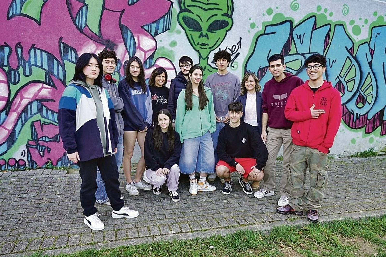 Parte de los participantes del IES Valadares en el programa STEMBach, con la coordinadora Carmen Boado.
