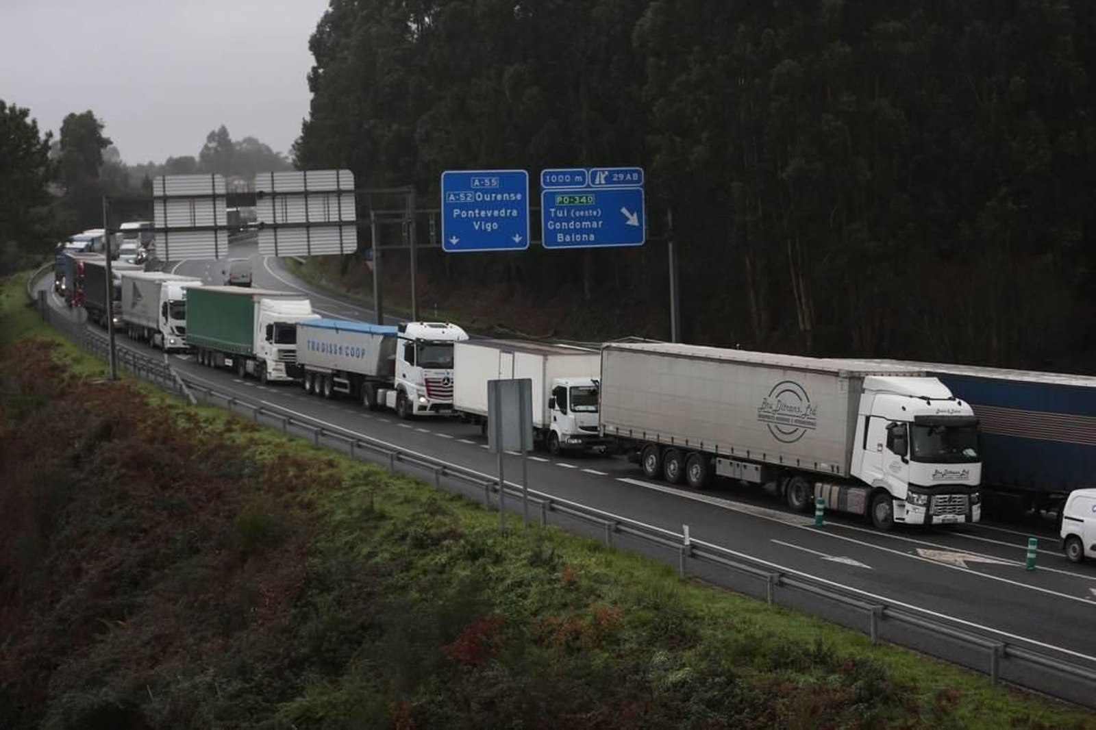 Colas kilométricas en la frontera de Tui para entrar en Portugal 11