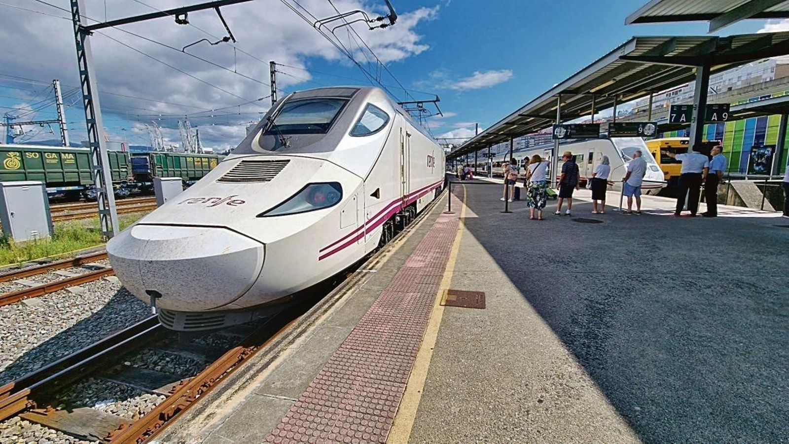 Salida de un AVE rumbo a Madrid en la estación de Vigo-Guixar.