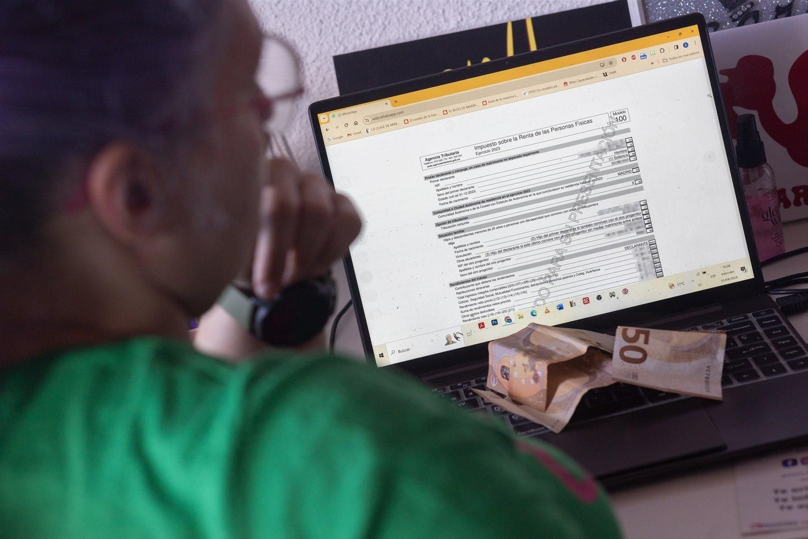 Una mujer hace la declaración de la renta en un ordenador. // EP