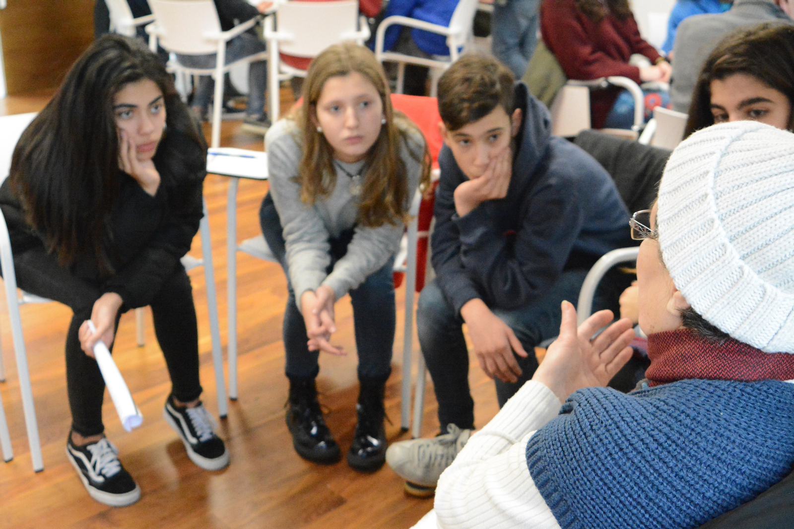 Los participantes en el encuentro celebrado en el CPI Plurilingüe Virxe da Cela, dialongan con los mayores.