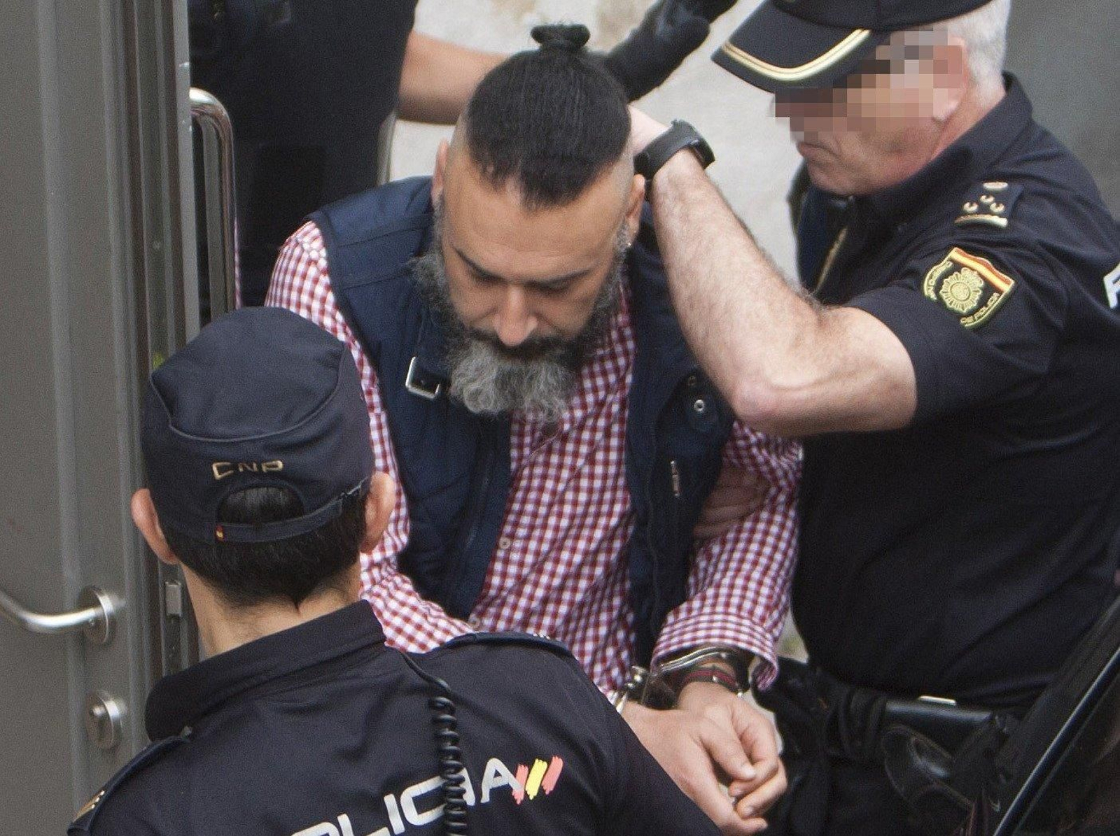 Oubel, custodiado por tres agentes, a su llegada a la sede de la Audiencia de Pontevedra.