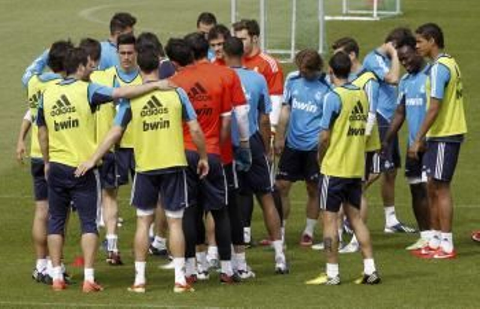 Los jugadores del Real Madrid, durante el entrenamiento del equipo hoy en Valdebebas.