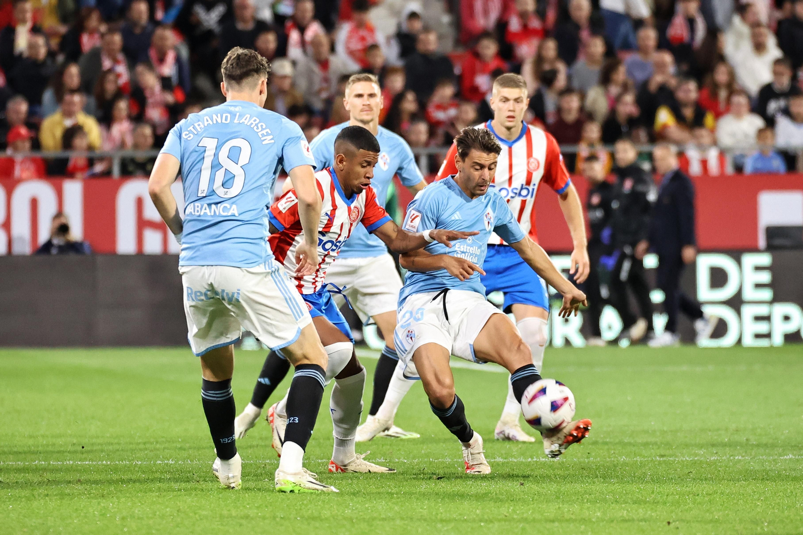 Kevin golpea el balón en presencia de Larsen y Sávio. // Área 11