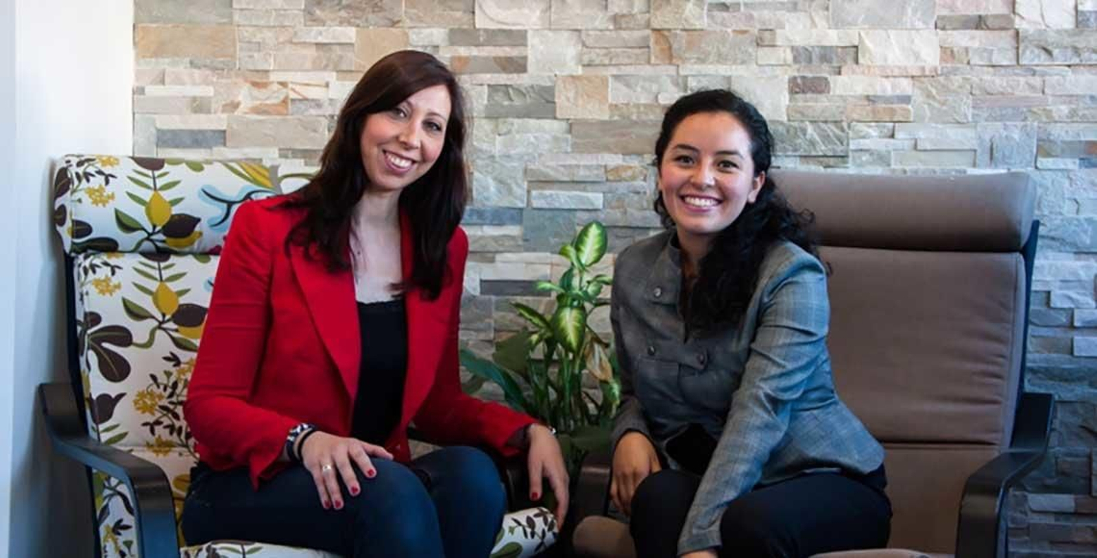 Marta Bethencourt y Thalia Pérez están al frente de Psicología Thamar, un gabinete de psicología que se ha especializado en muchos aspectos relacionados con la emigración.