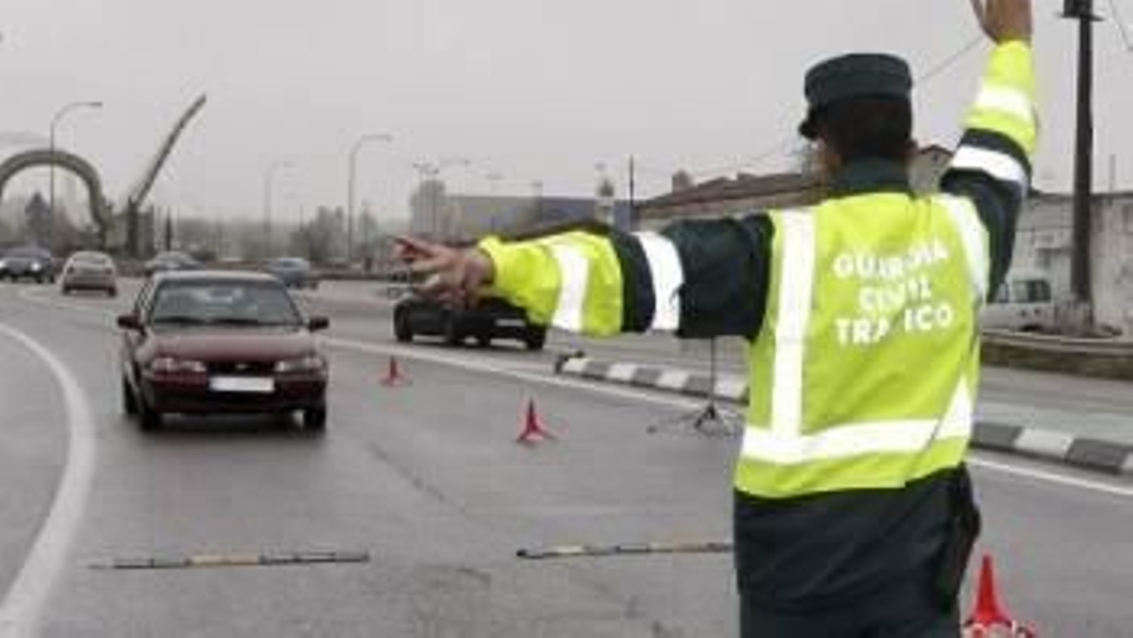 Imagen de archivo de un control de la Guardia Civil. (Foto: EFE)