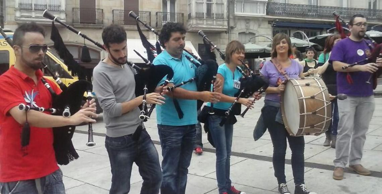Pasacalles de la colectividad gallega en la Plaza de los Fueros, en Vitoria, 2014.