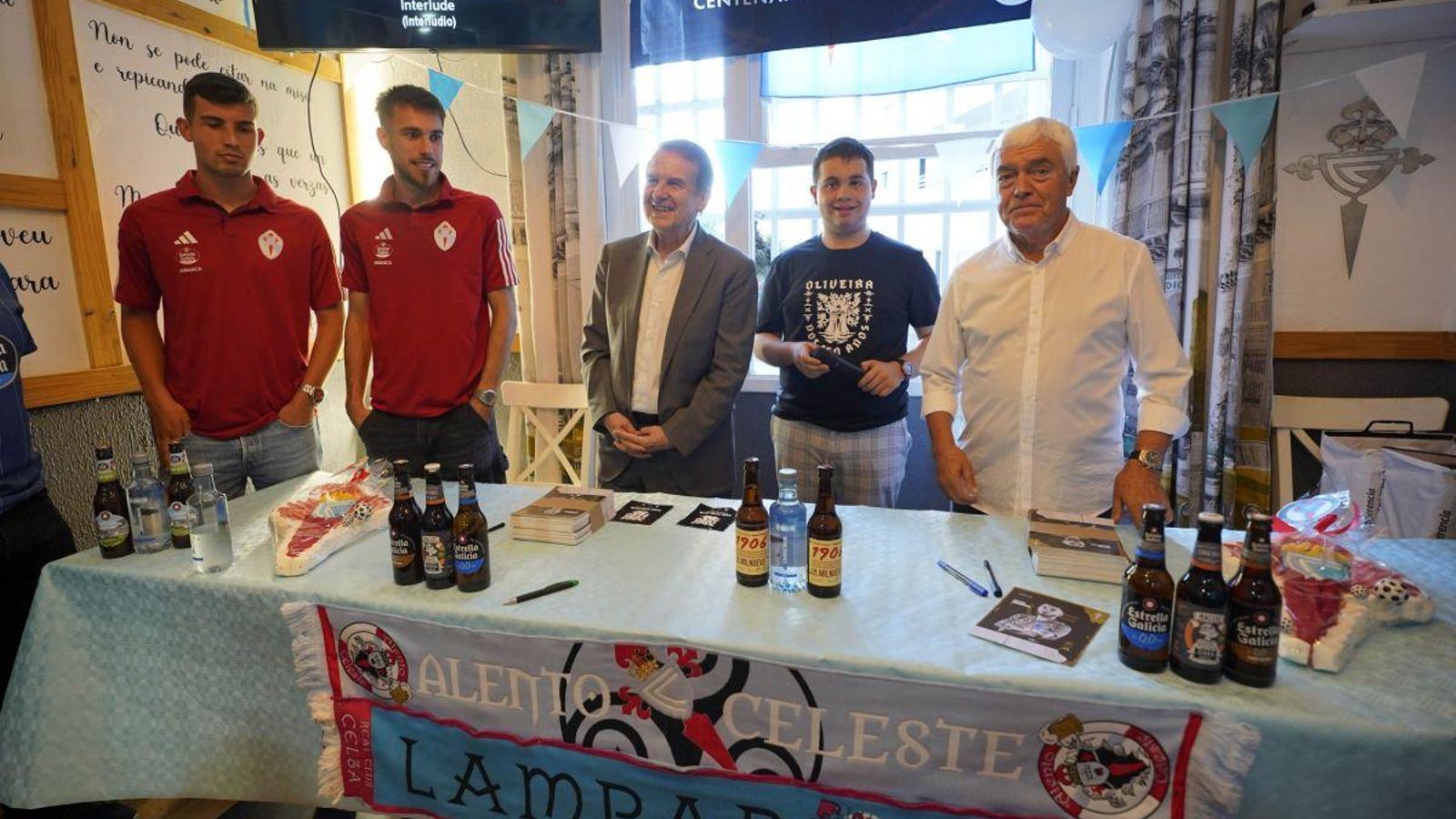 Carlos Domínguez, Óscar Mingueza y el alcalde, Abel Caballero, acudieron al cumpleaños de Alento Celeste, Novo Balaídos y Sección Lamparón.