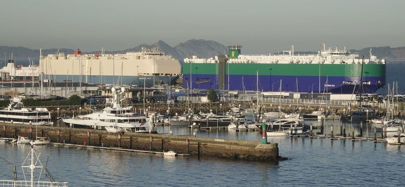 Los barcos que arriban a Bouzas son cada vez mayores y ayer coincidieron dos de 200 metros cada uno, ocupando la totalidad de la línea de atraque. Sólo había espacio para uno más. El Puerto ha puesto en marcha la ampliación urgente.