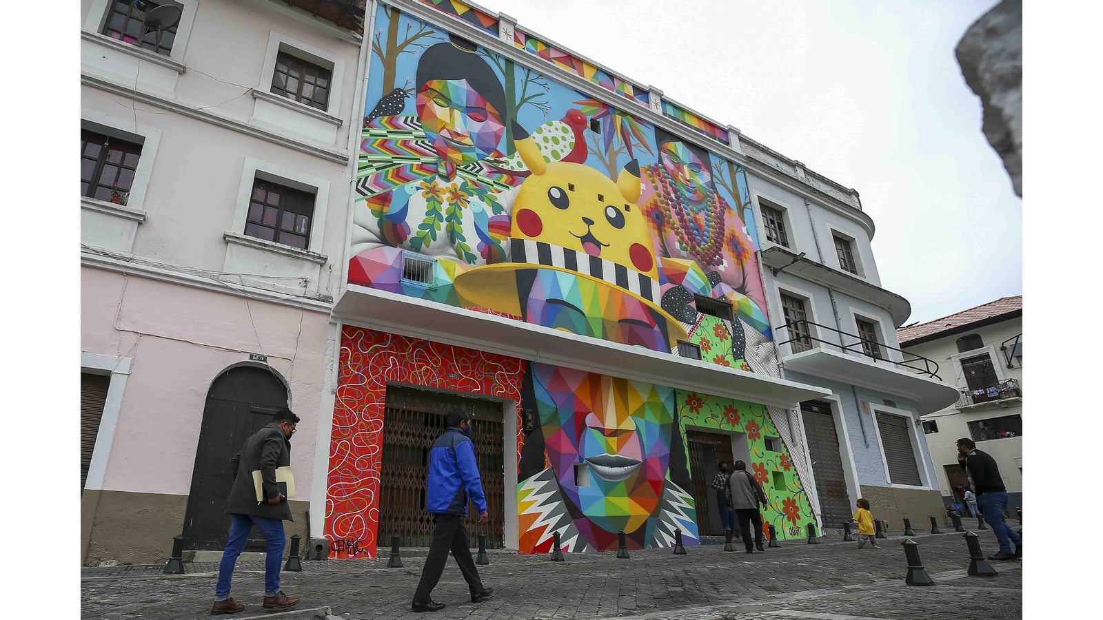Fotografía de un mural pintado por el artista español Okuda San Miguel el cual incluye un Pikachu. EFE/ José Jácome