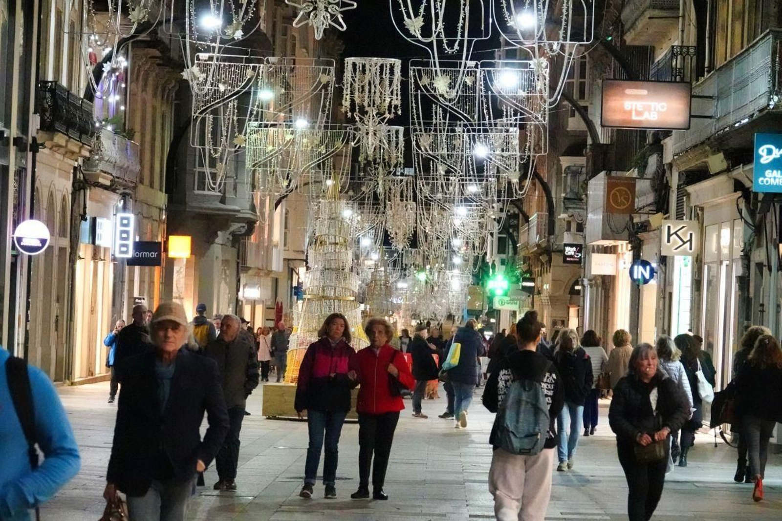 En la principal zona comercial de Vigo, Príncipe, ya está todo preparado para la Navidad.