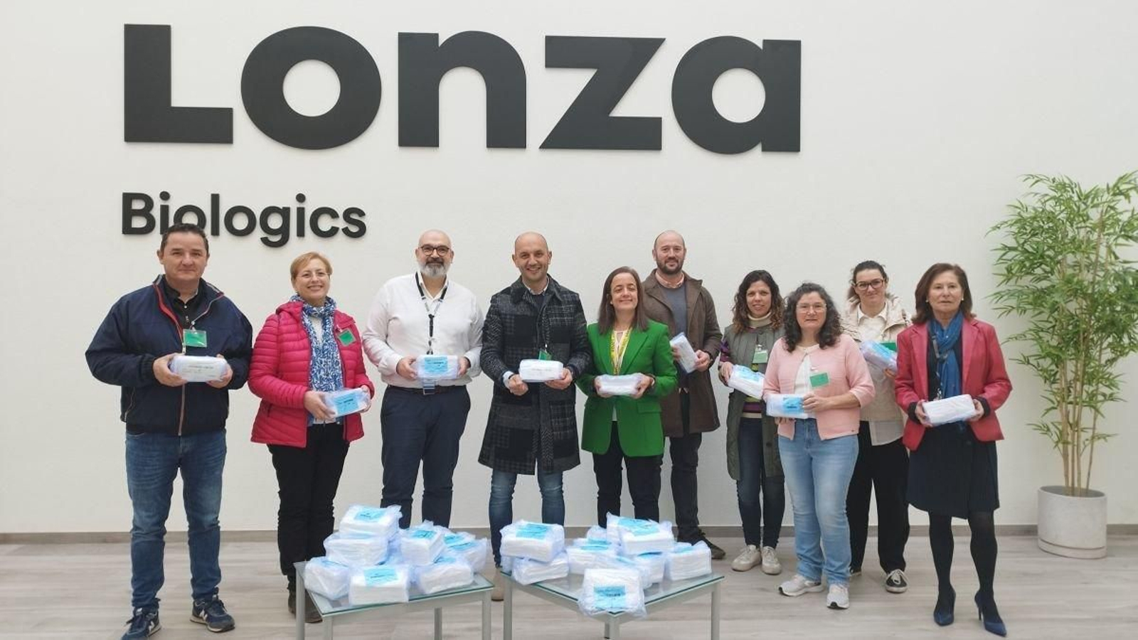 Participantes en el acto de entrega de las mascarillas, en la planta de Lonza Biologics Porriño.