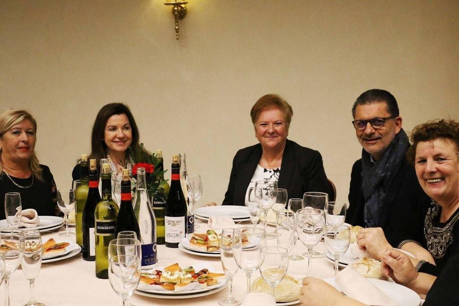 Comida de confraternidad de Viudas Demócratas