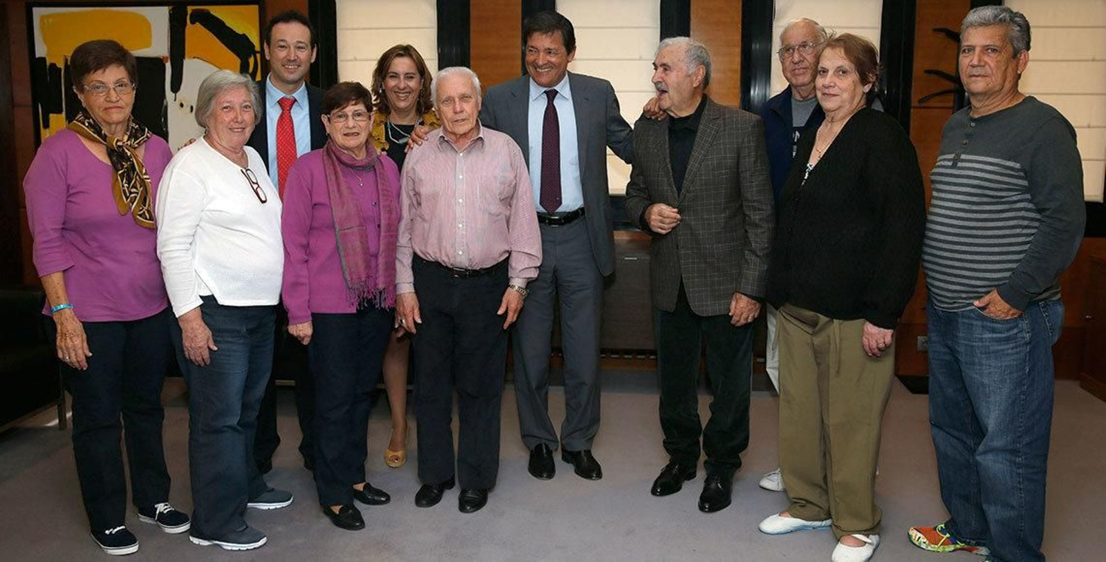 En la imagen, participantes de la edición 2015 del programa Añoranza con la directora general de Emigración, consejero de Presidencia, y presidente del Principado de Asturias