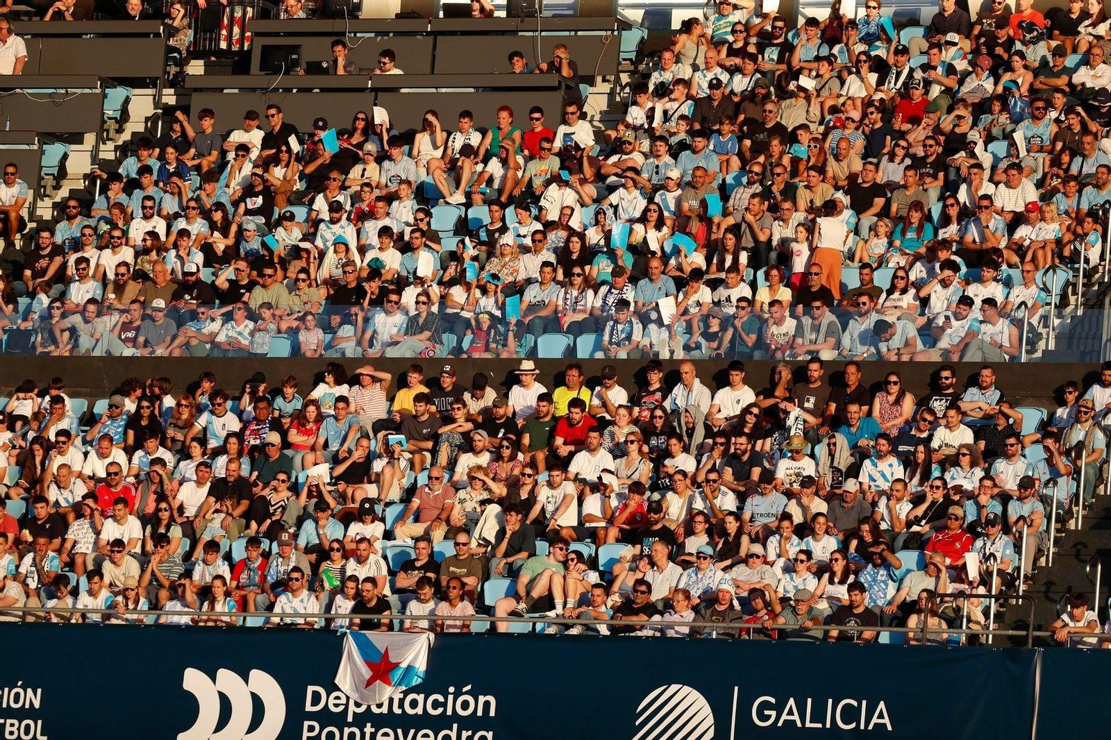 La afición en la grada de Río Alto.