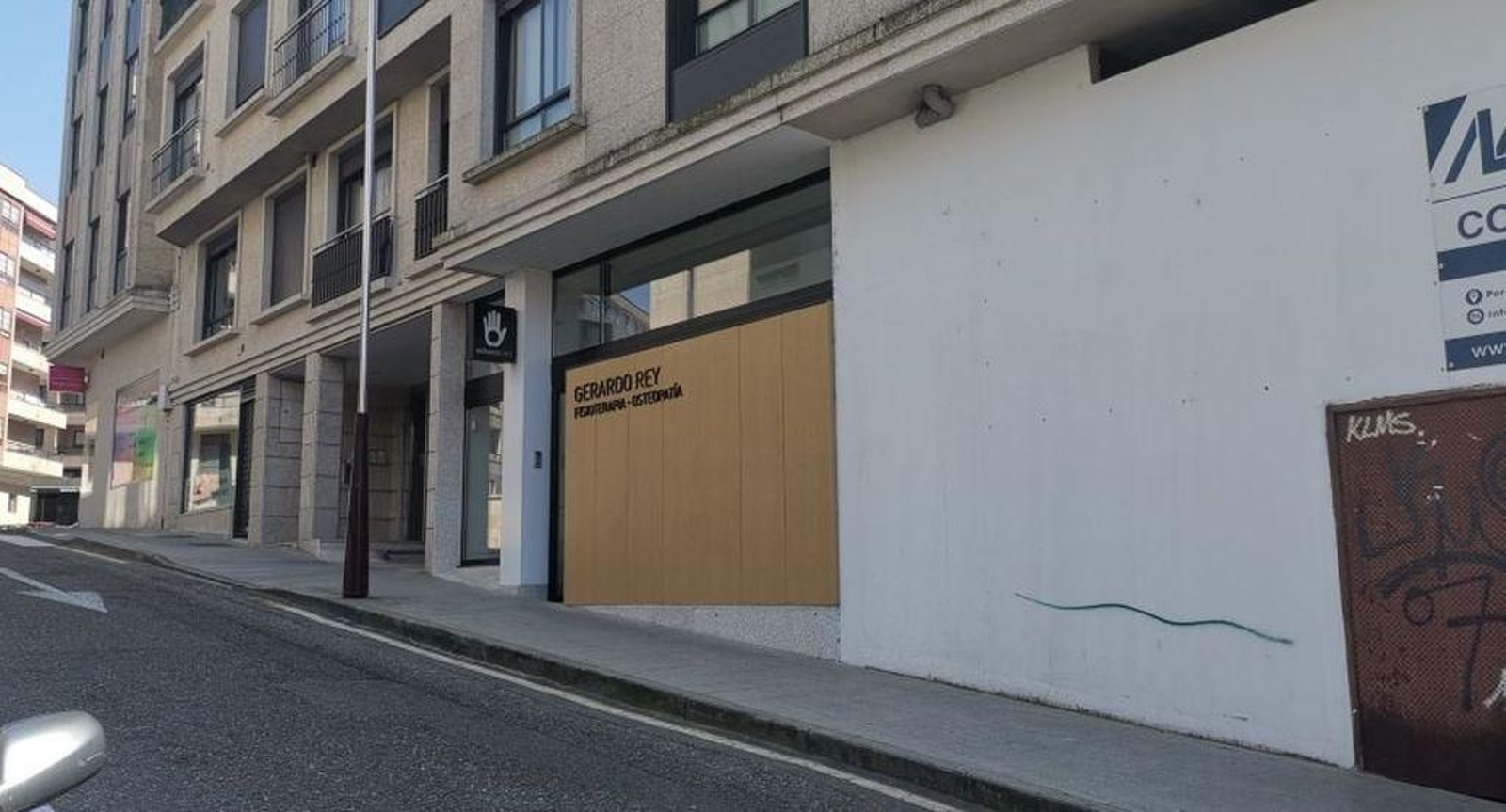 El local, situado  en la Rúa Fernández López donde se ubicará el Aula de la UNED.