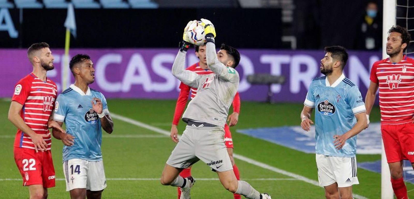 Rui Silva, portero del Granada, atrapa el balón ante Renato Tapia.