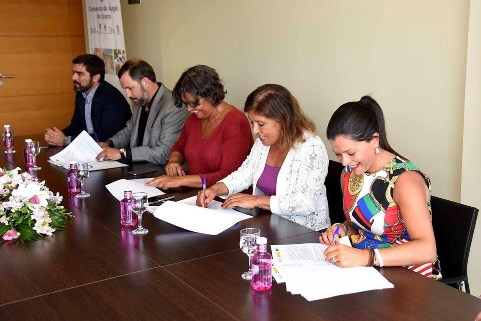 Los alcaldes de Slceda, Porriño, la conselleira Beatriz Mato y la regidora de Mos.